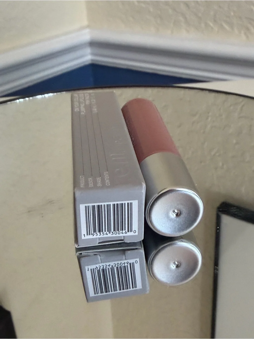 R.E.M. Beauty On Your Collar Plumping Lip Gloss Pink Razor